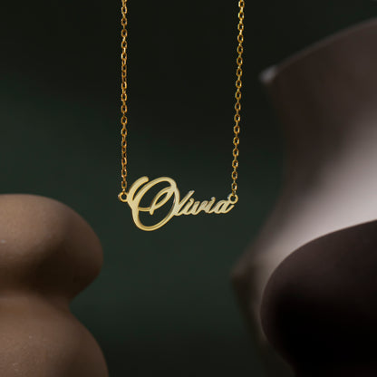 Calligraphy name necklace in 14K gold, close-up detail