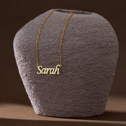 Everyday name necklace in 14K gold, close-up detail