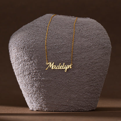 Nameplate necklace in 14K gold, close-up detail