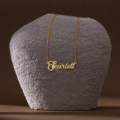 Elegant swirl name necklace in 14K gold, close-up detail