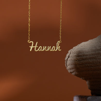 Cursive name necklace in 14K gold, close-up detail