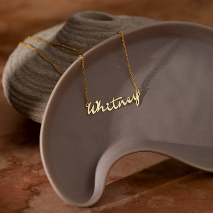 Italic script name necklace in 14K gold, close-up detail