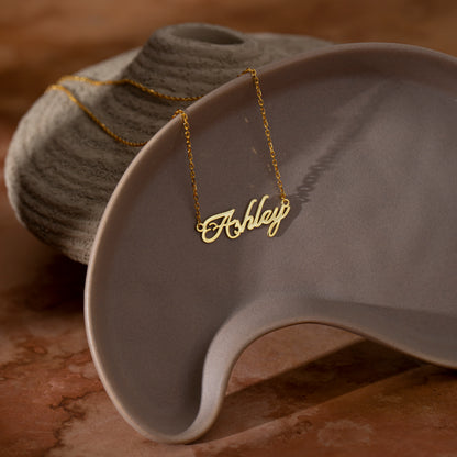 Carrie style name necklace in 14K gold, close-up detail