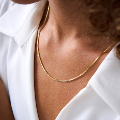 Box Chain Necklace, 14K gold vermeil, worn on model, close-up on the neckline (1)