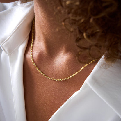 Chain necklace in 11 styles, 14K gold vermeil, worn on model, close-up on the neckline