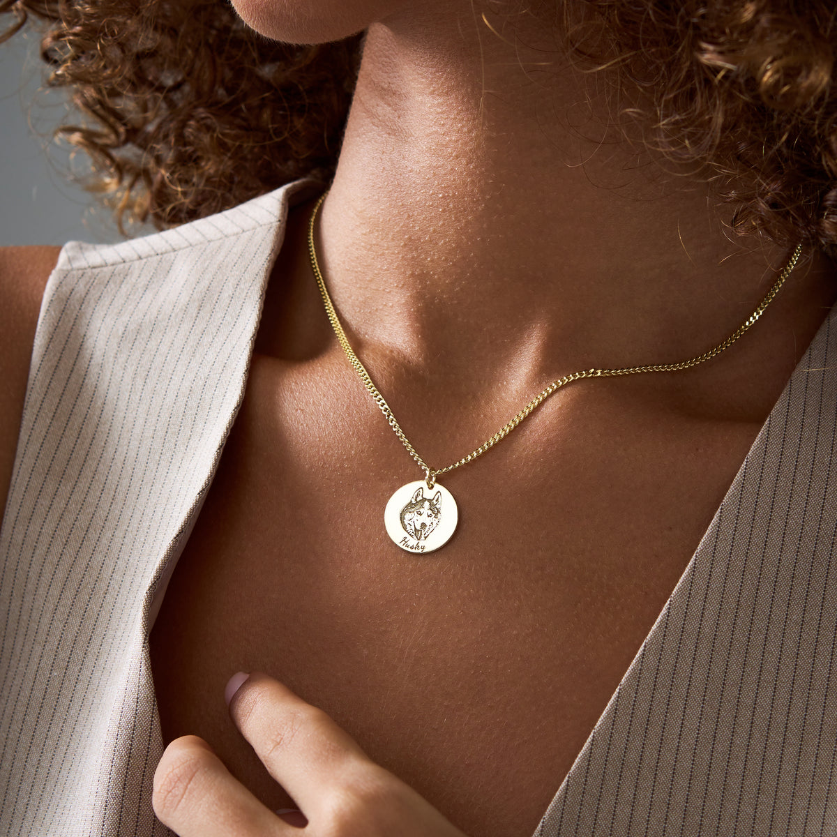 Engraved pet photo necklace in 14K gold vermeil, gift for dog and cat lovers, worn by a woman