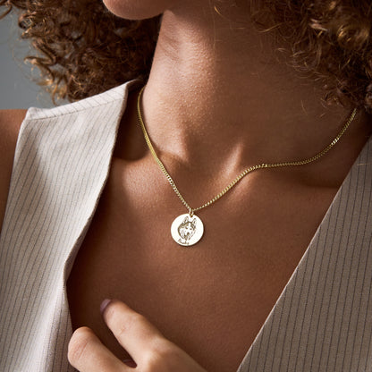 Engraved pet photo necklace in 14K gold vermeil, gift for dog and cat lovers, worn by a woman